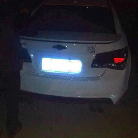 夜間安裝的車輛道閘監(jiān)控攝像頭無法識別車牌，出現(xiàn)反光、白光的情況，應(yīng)該如何處理