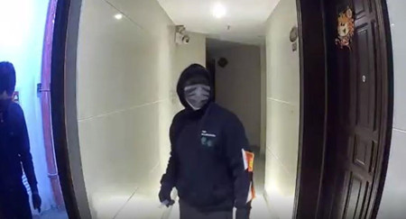 家用監(jiān)控攝像頭曝光監(jiān)控畫面，大門口兩男子行跡鬼祟